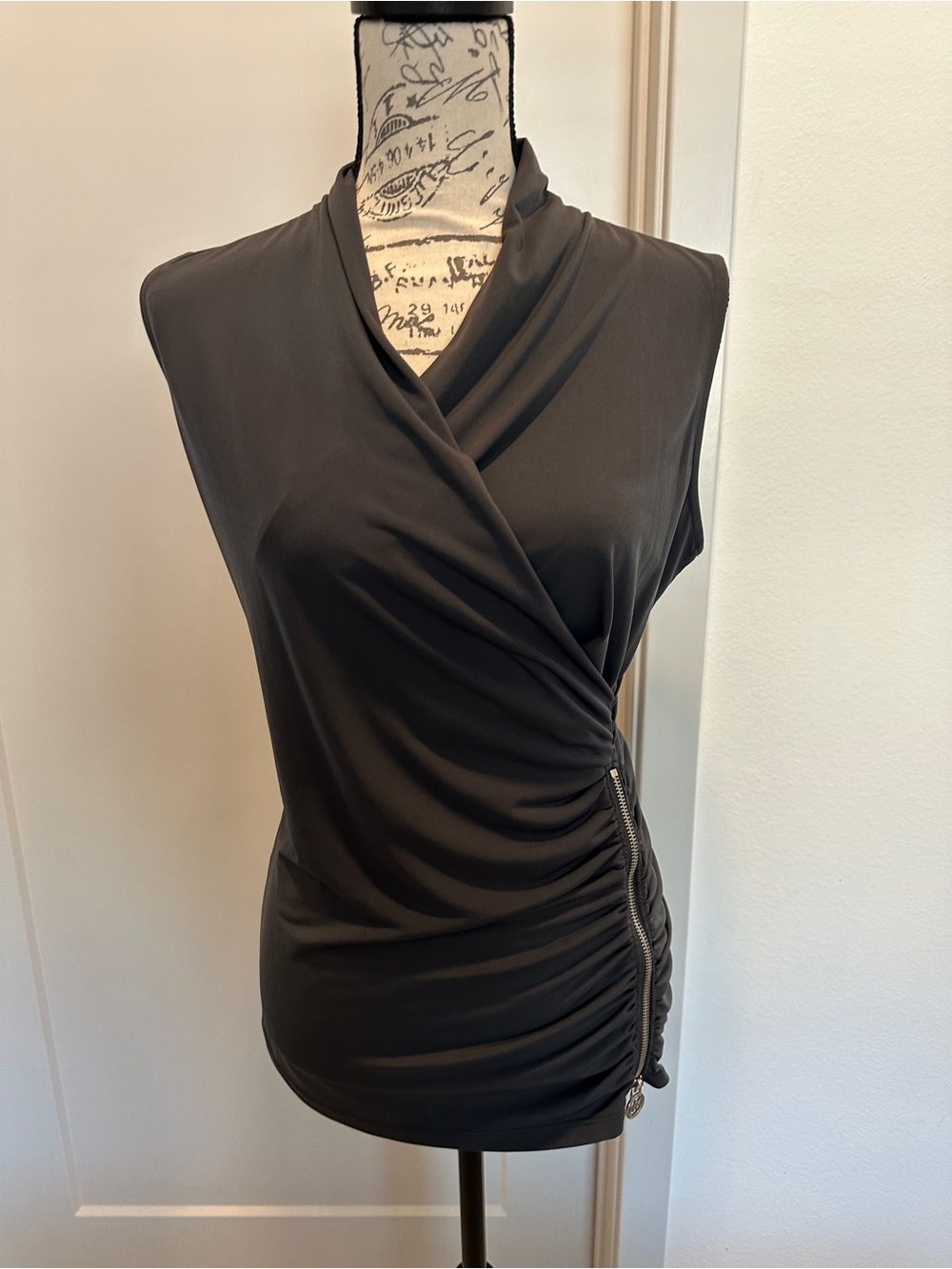 Michael Kors Womens GrayFaux-Wrap Sleeveless Zip Ruched blouse. Size M.